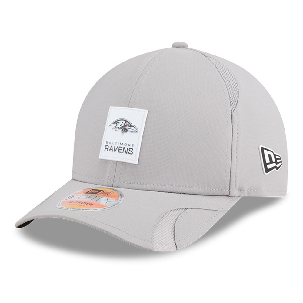 Baltimore Ravens 2025 NFL On-Field Sideline 9FORTY M-Crown Snapback Cap CW Grau