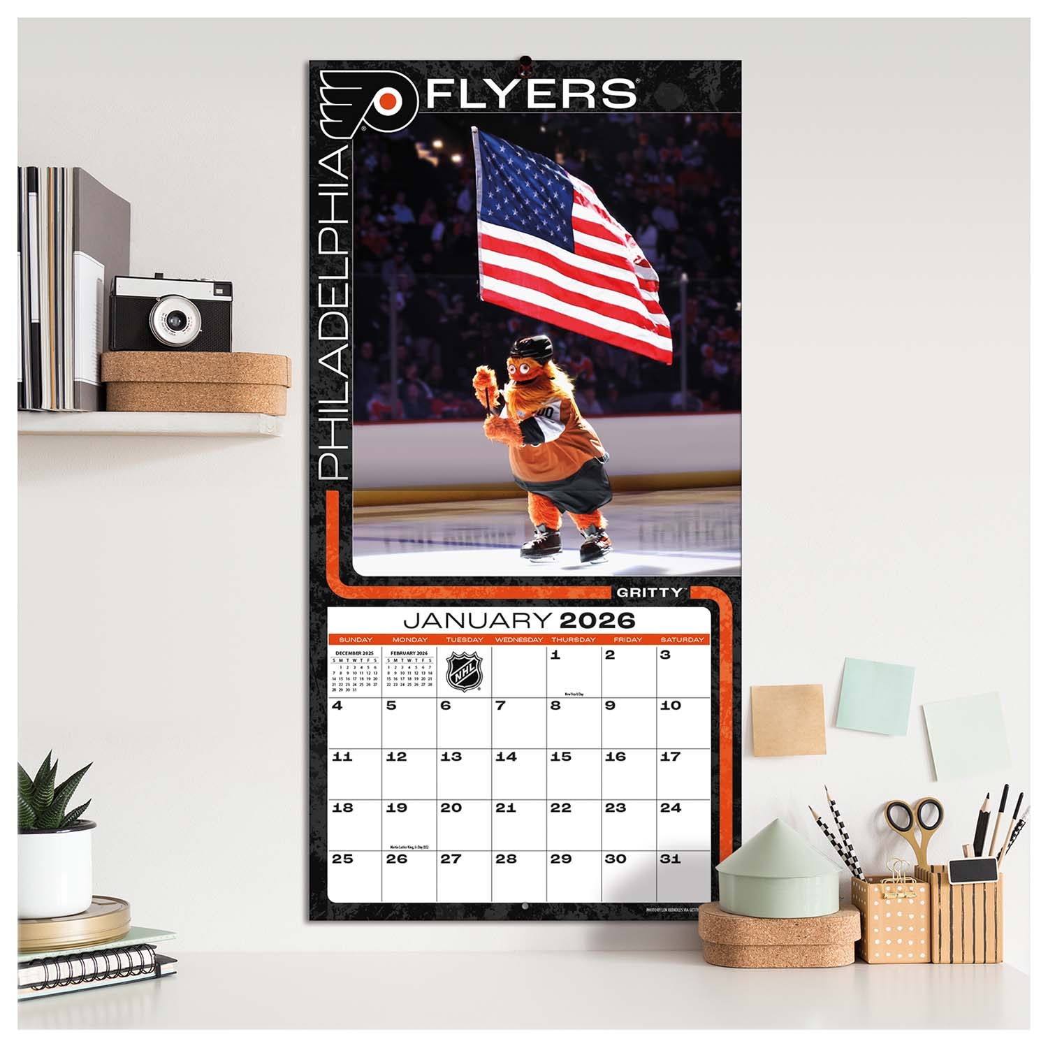 Text, Kalender, Person, Flagge, Schuh