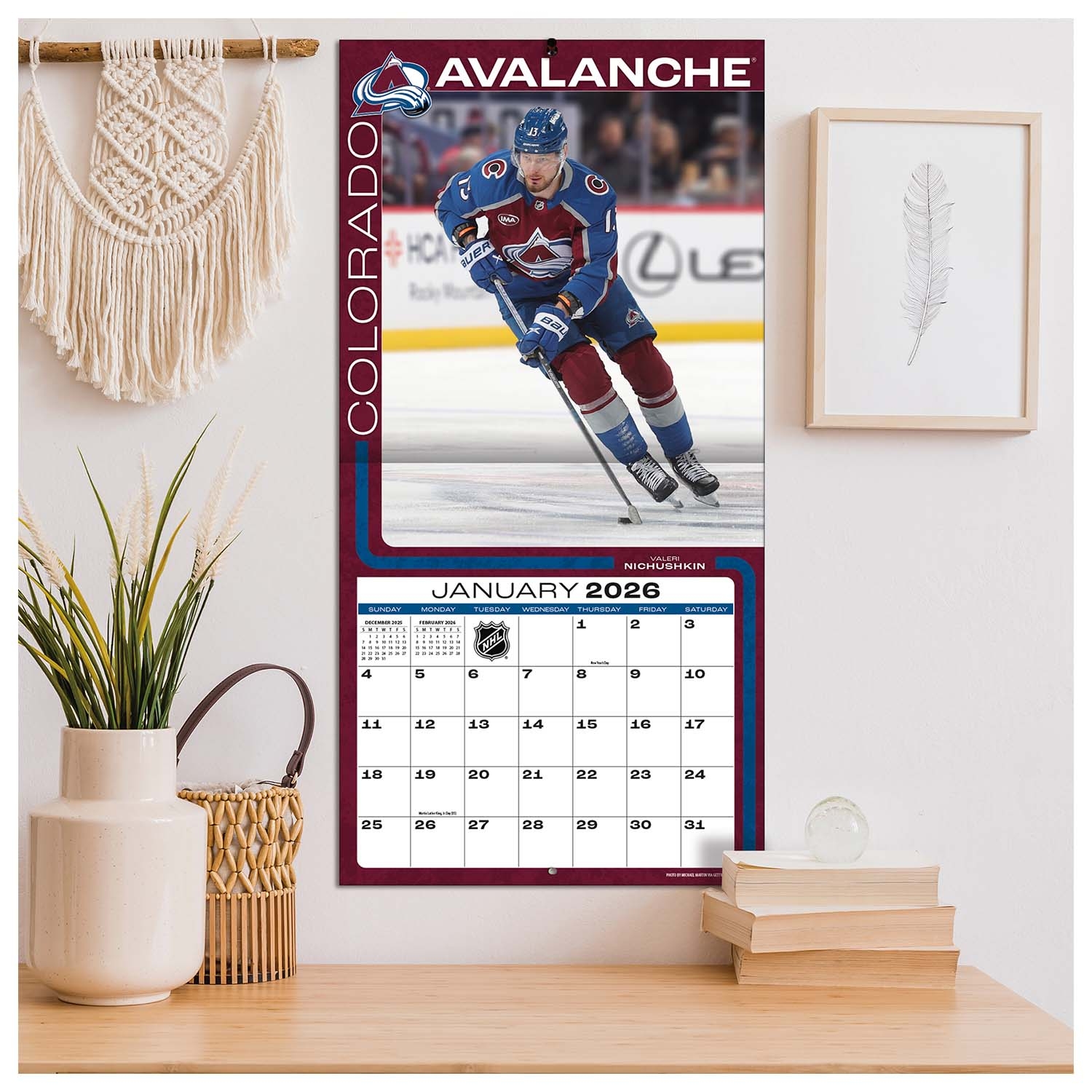 Handschuh, Helm, Text, Pflanze, Person